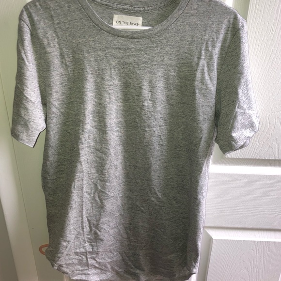 Gray longer length tee on the byas sz M NWOT - Picture 6 of 7